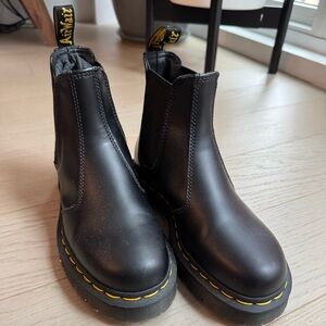 Dr. Martens - 2976 Women’s Smooth Leather Chelsea Boots